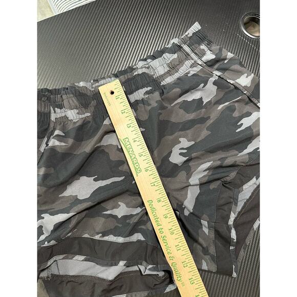 Athleta Printed Mesh Racer Run Short 4 Inch Dark Camo Size Medium - Picture 5 of 11